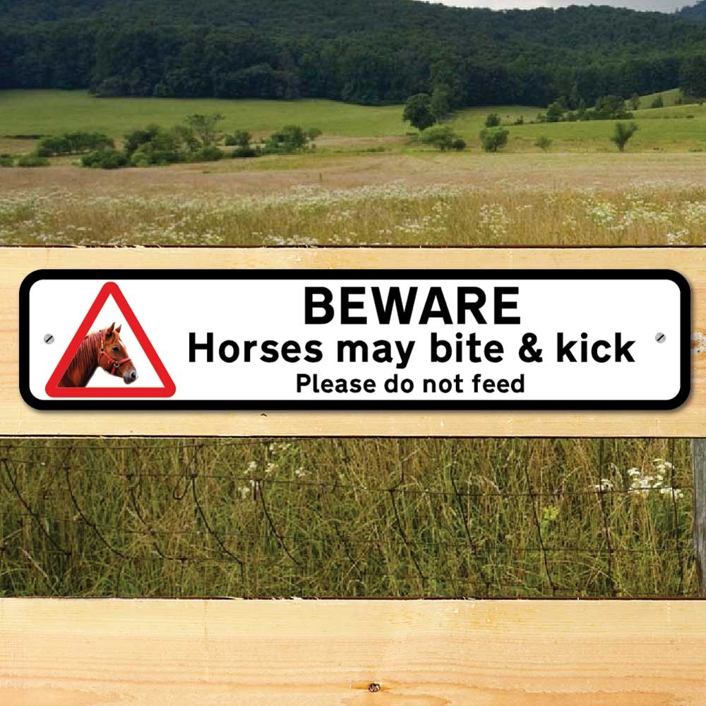 Знак полевой дороги. Лошадей не кормить табличка. Таблички Gate и check in шаблон. Horses May bite. Caution May bite.